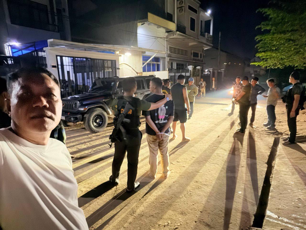 波贝市不良青年当街追砍并投掷手榴弹致救护人员重伤